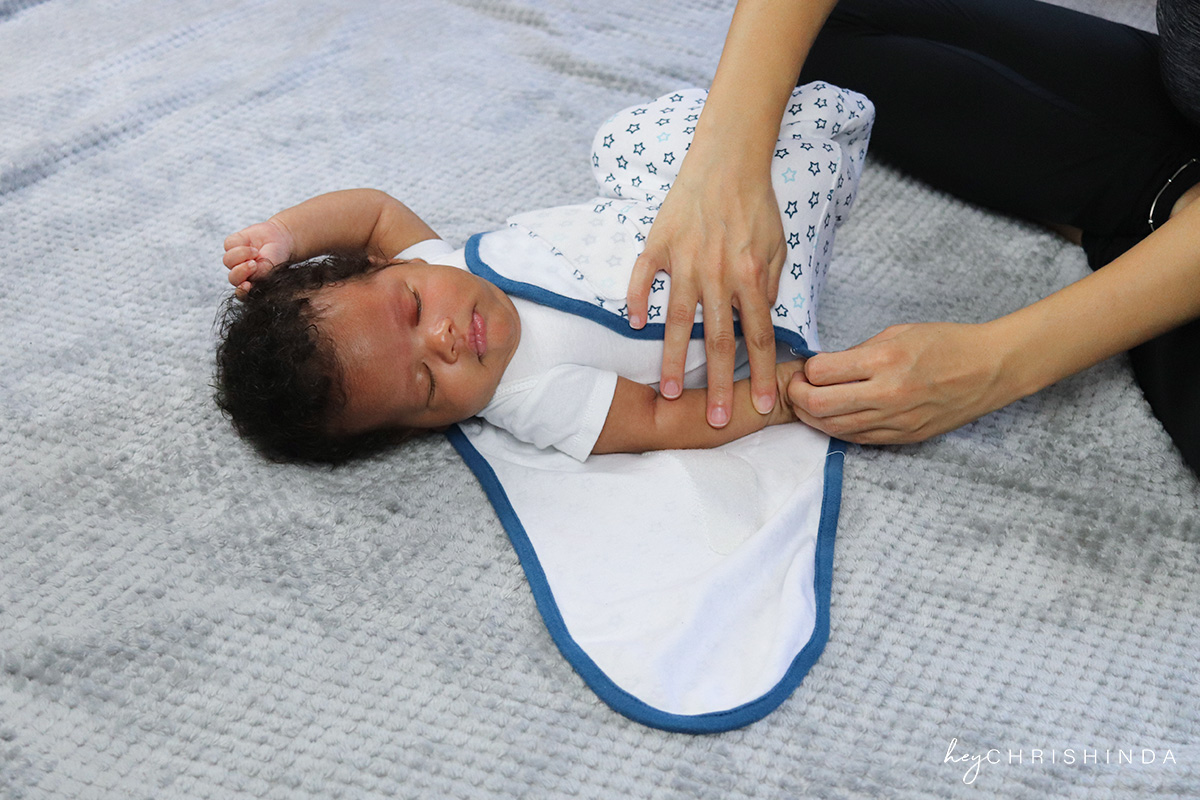 how to swaddle a baby - swaddleme